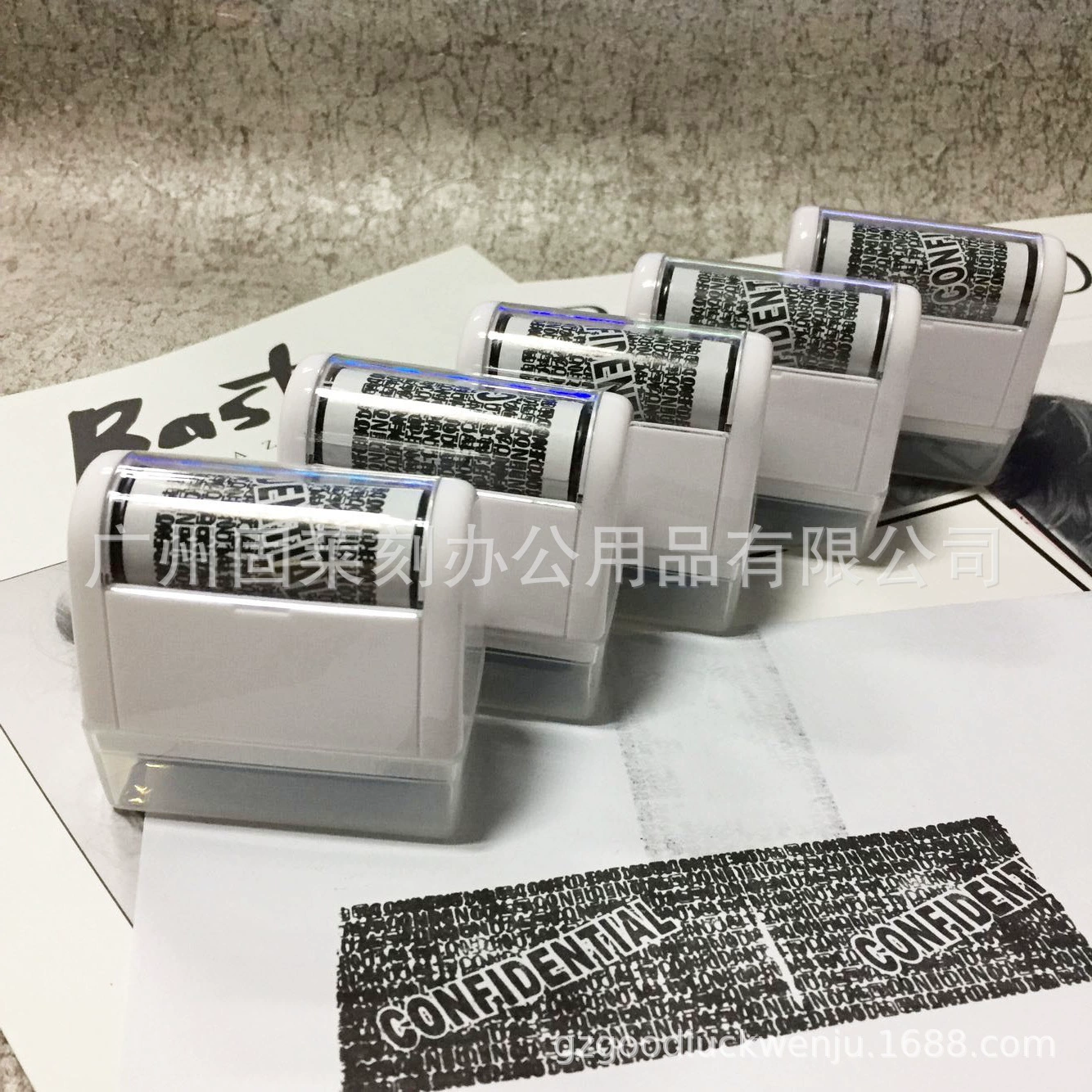 Privacy-masking express delivery label, compact and portable, rolling type chaotic code confidential seal