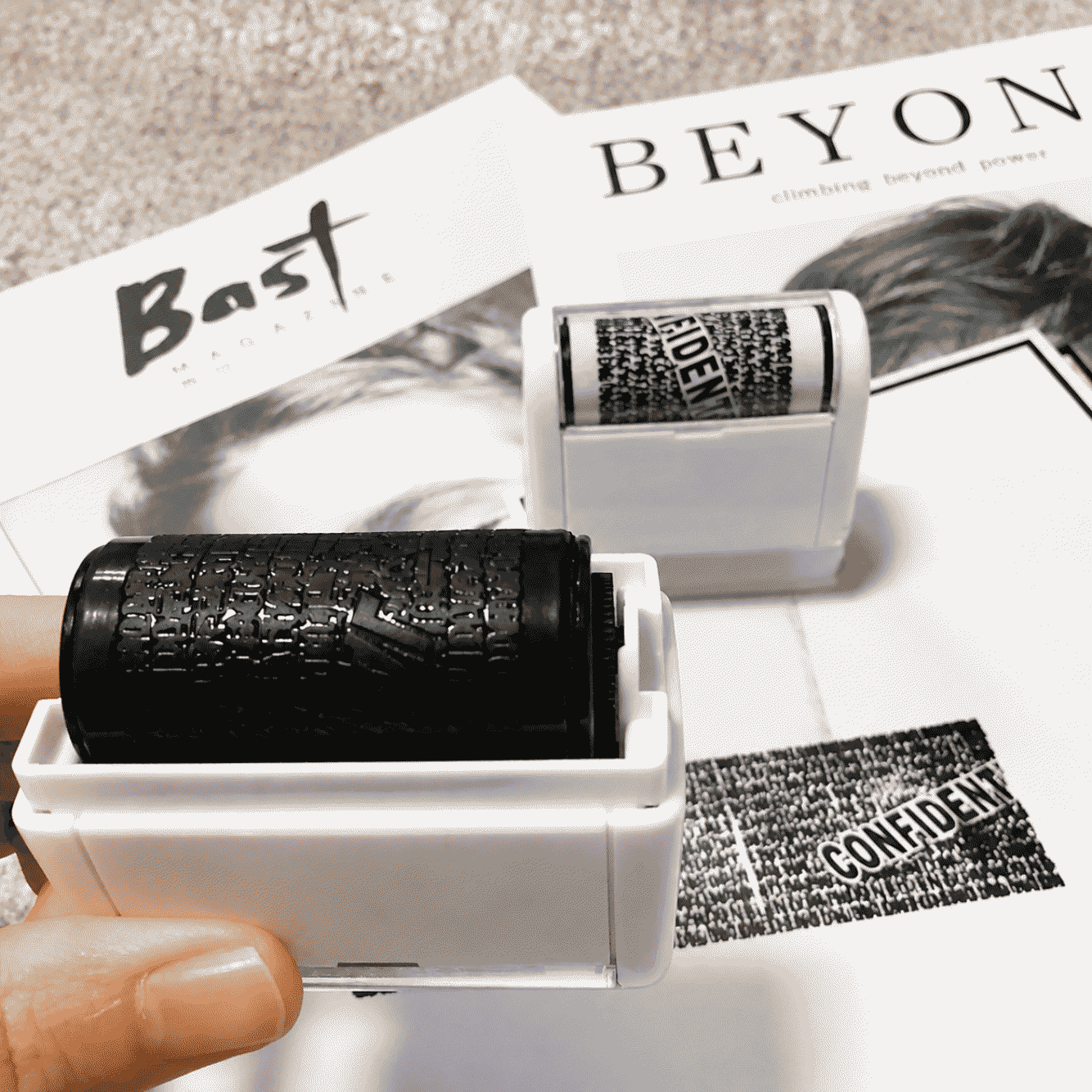 Privacy-masking express delivery label, compact and portable, rolling type chaotic code confidential seal