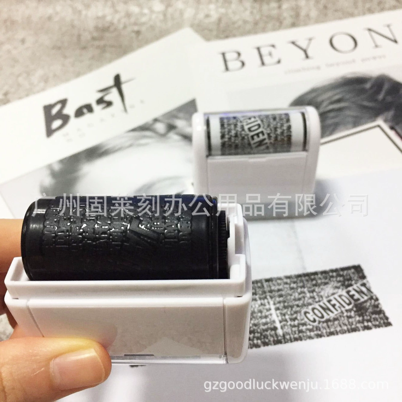 Privacy-masking express delivery label, compact and portable, rolling type chaotic code confidential seal