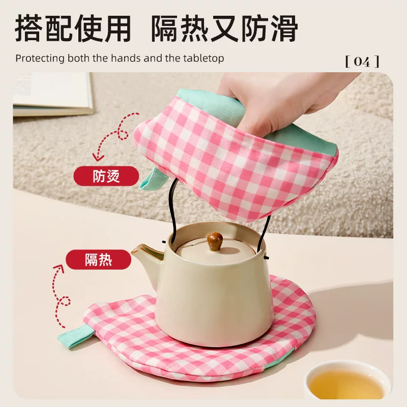 Cartoon heat-resistant and anti-scalding gloves for household oven, kitchen, thickened, high-temperature resistant, microwave baking dedicated gloves