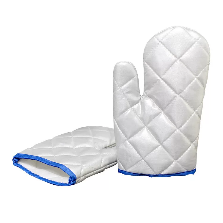 Silver-coated gloves for baking in household kitchen ovens, microwave oven heat-resistant gloves made of thick cotton fabric for insulation, and high-temperature resistant gloves