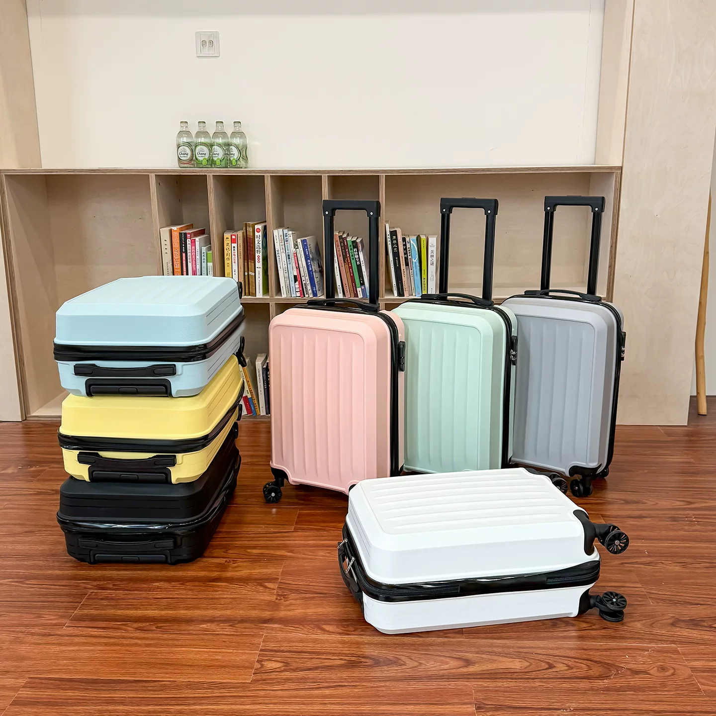 A 20-inch lightweight carry-on suitcase for women, a combination lock, a pp material student suitcase with a handle, and a commuter travel suitcase