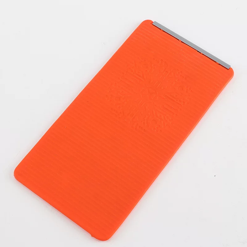 The bendable silicone stand allows for free transformation of shapes, suitable for both mobile phones and tablets, perfect for desktop use, and convenient for travel